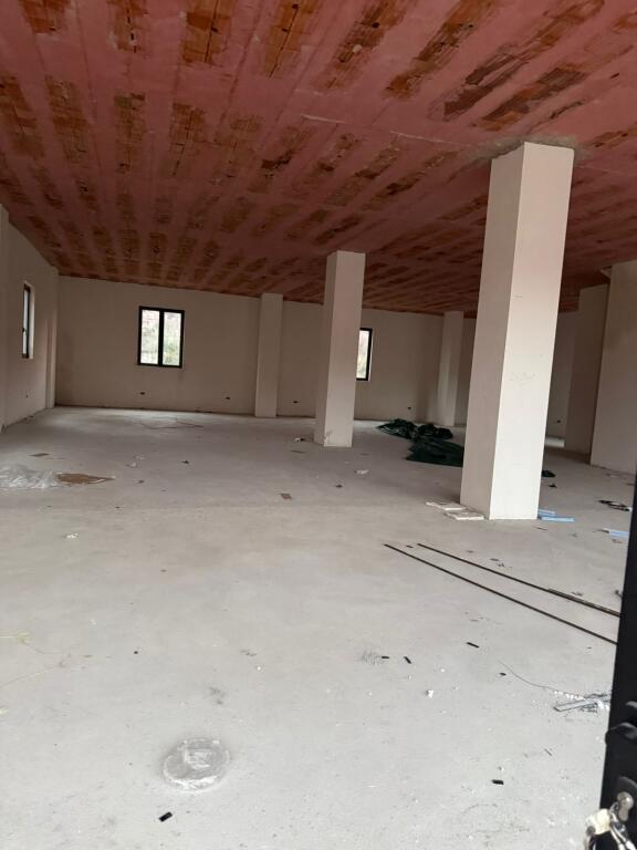 AMBIENT BIZNESI ME QERA 276 M2 TEG 2500 EURO