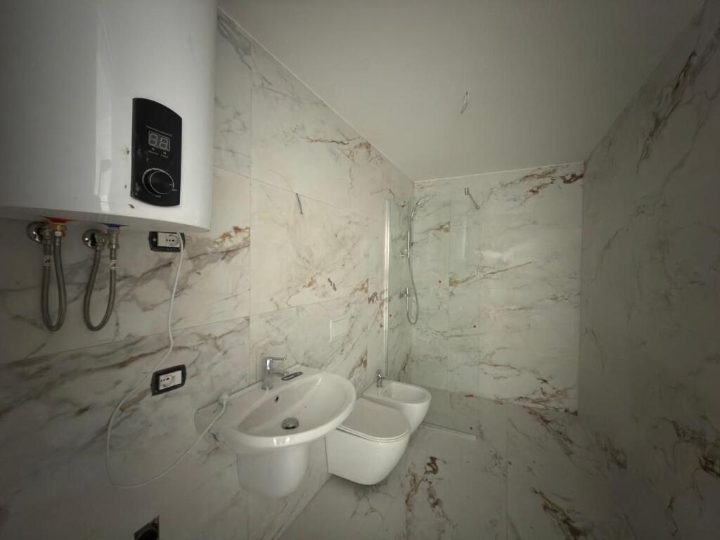 Shitet Apartament 1+1+post parkimi, “Ish sheshi Shqiponja”, Tiranë