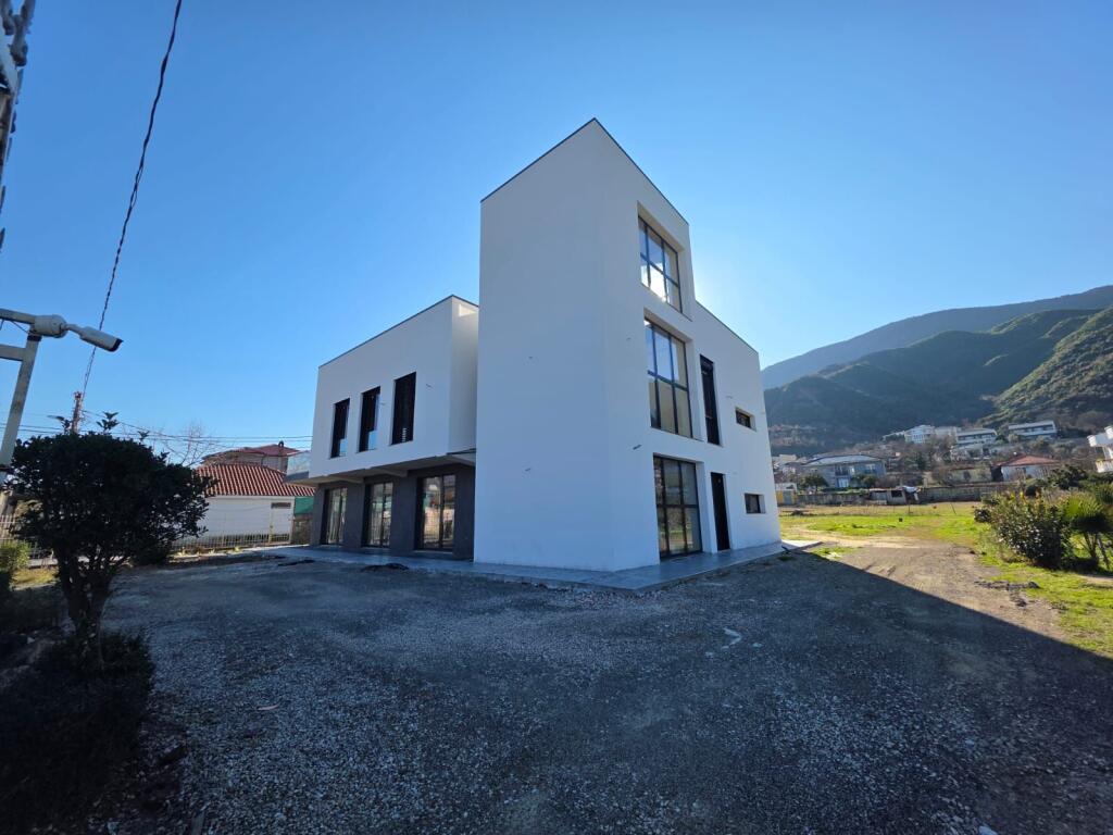 Unità di servizio + terreno in affitto a Berzhitë!!