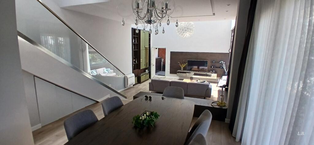 Villa di Lusso con Piscina – Residenza Kodra e Diellit 2