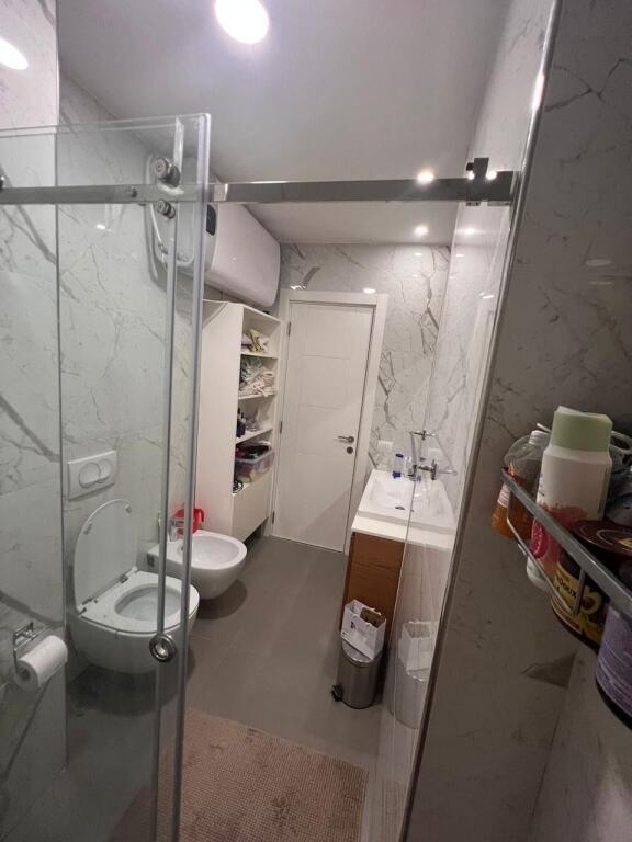 Apartament 2+1 plus poste parkimi per qira,Komuna e Parisit!