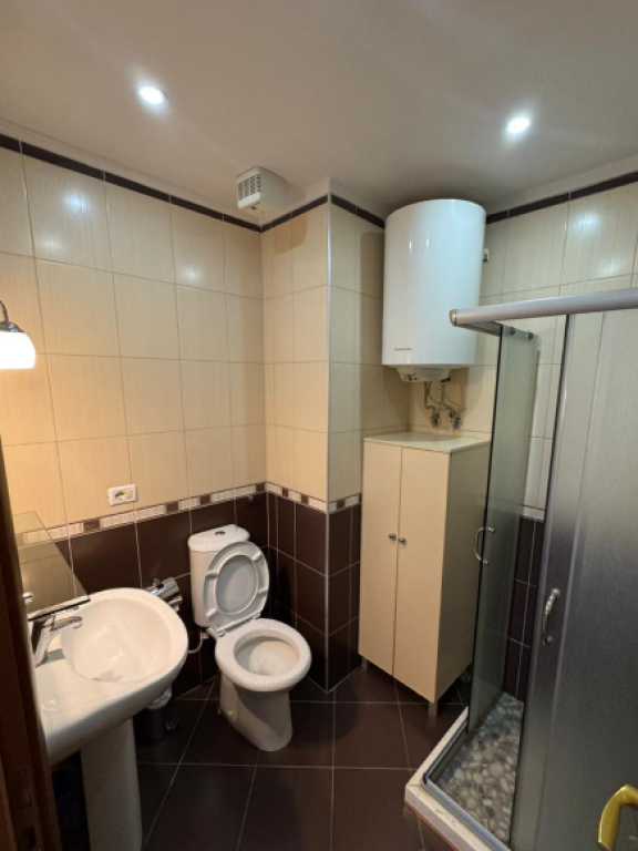 🏠 Jepet me qira apartament 2+1+2 – Rruga e Dibrës  