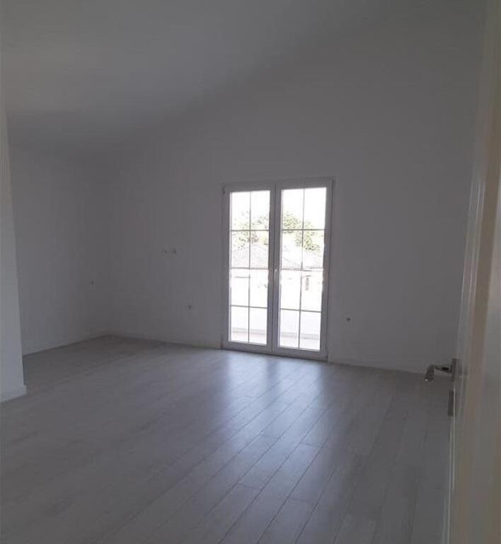 AMBIENT BIZNESI ME QERA 500 M2 TEG 2000 EURO