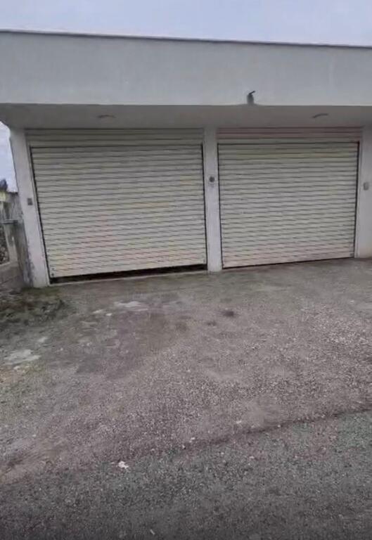 Magazzino in affitto a Bathore Kamez
