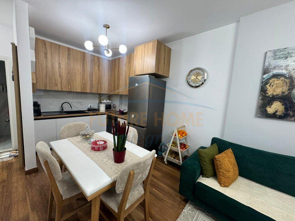 Shitet Okazion , Apartament 1+1+Verandë, Rruga e Dibrës, Tiranë.