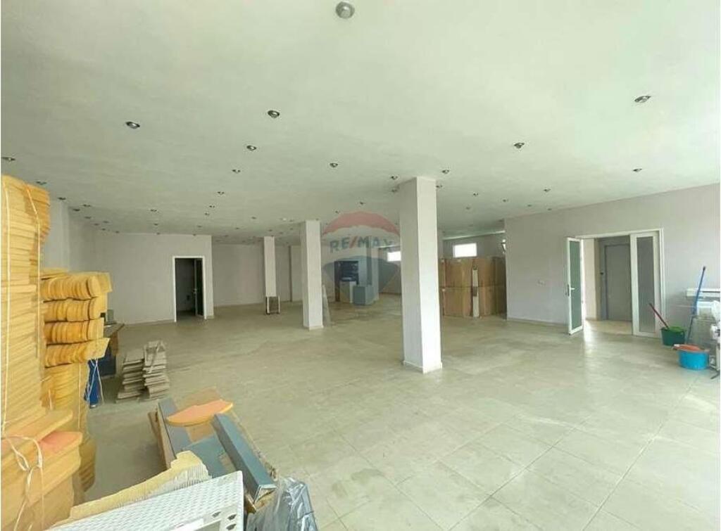 UFFICIO IN AFFITTO IN UN EDIFICIO COMMERCIALE A ASTIR