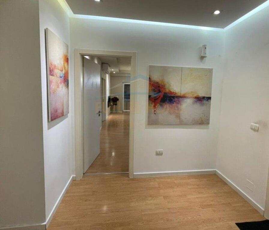 Qera, Apartament 2+1+2, Kristal Center, Komuna e Parisit, Tirane