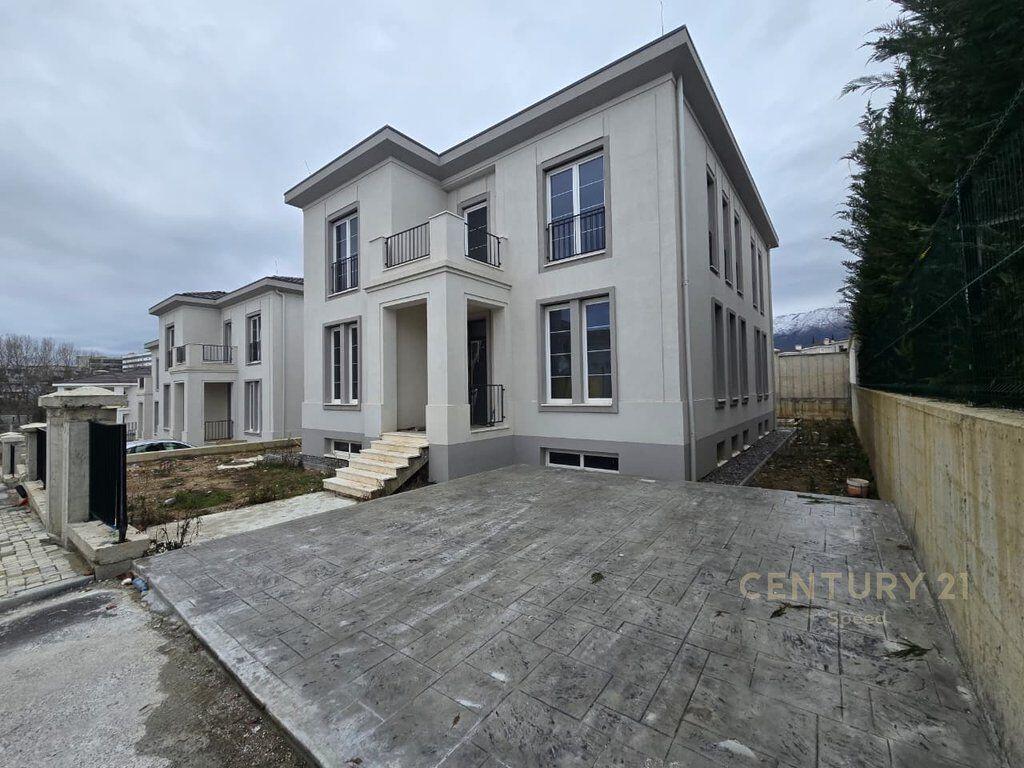 Shesim Vile tek Rolling Hills Residence