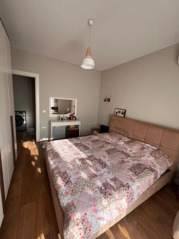 Apartament 2+1 plus poste parkimi per qira,Komuna e Parisit!
