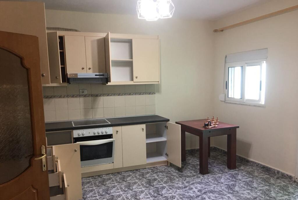 Jepet me qera Apartamenti 3+1+2, Komuna Parisit ( Pallatet Arabe) prane Qendres Kristal 650 euro