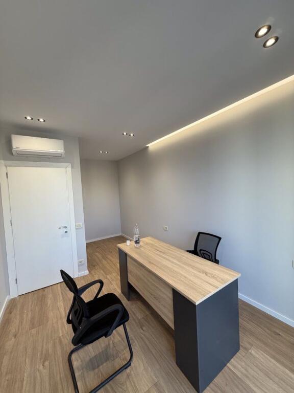Affittiamo ufficio 69 m2 Via Mine Peza, Centro