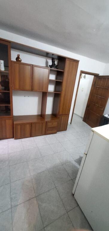 Jepet me qera apartamenti 1+1 , rruga 4 Deshmoret prane Gjimnazit Partizani 350 mije leke