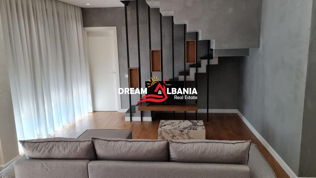 Duplex e 2 posti auto in affitto in via Barrikadave vicino al Centro a Tirana (ID 42211370)