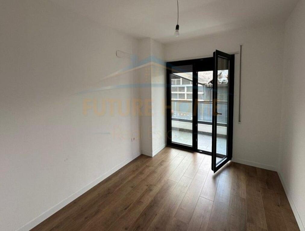 Qera , Apartament 2+1+2 , Komuna e Parisit , Tirane.