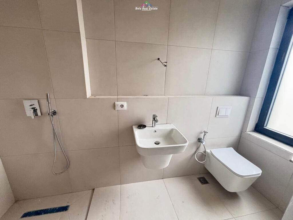 Ufficio in Affitto in Via Barrikadave (ID BZ2787) Tirana