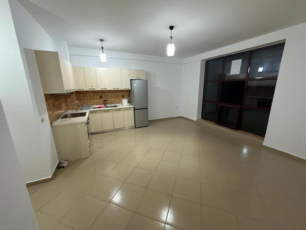 🏢Rruga e Dibres,tek Kompleksi Halili jepet me qera apartament 3+1+2 ,pjeserisht i mobiluar 60,000Leke