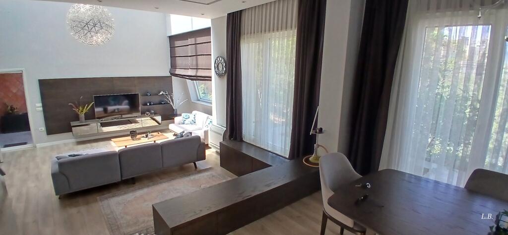 Villa di Lusso con Piscina – Residenza Kodra e Diellit 2