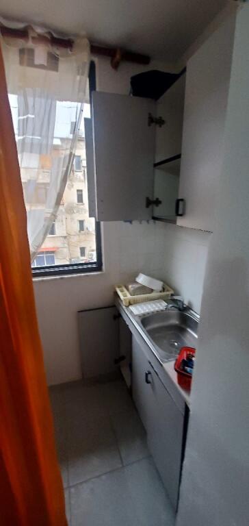 Jepet me qera apartamenti 1+1 , rruga 4 Deshmoret prane Gjimnazit Partizani 350 mije leke