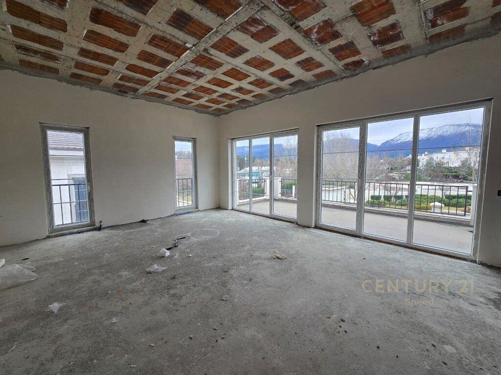 Shesim Vile tek Rolling Hills Residence