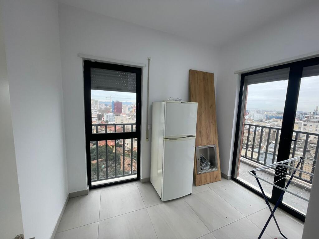 🏢 Shitet Apartament 3+1+2 📍 Pranë Villas Gold 🆕 Ndertimi i ri, kati 8 🌞 Orientim: Jug-Lindje dhe Veri-Perëndim ⚡ Pajisur me panele diellore ❄️ Kondicioner japonez inverter 🛁 Të dy banjot e investuara nga pronari 📐 Planimetria: 116/2 m²  💰 Çmimi: 261.000€