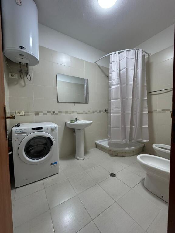 🏢Rruga e Dibres,tek Kompleksi Halili jepet me qera apartament 3+1+2 ,pjeserisht i mobiluar 60,000Leke