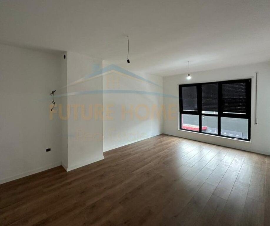 Qera , Apartament 2+1+2 , Komuna e Parisit , Tirane.
