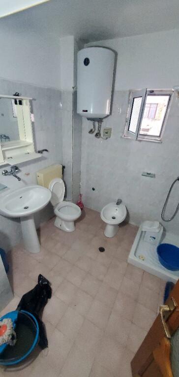 Jepet me qera apartamenti 1+1 , rruga 4 Deshmoret prane Gjumnazit Partizani  350 Mije leke