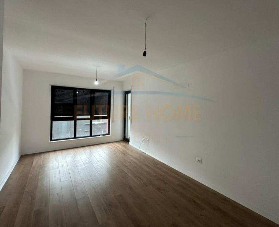 Qera , Apartament 2+1+2 , Komuna e Parisit , Tirane.