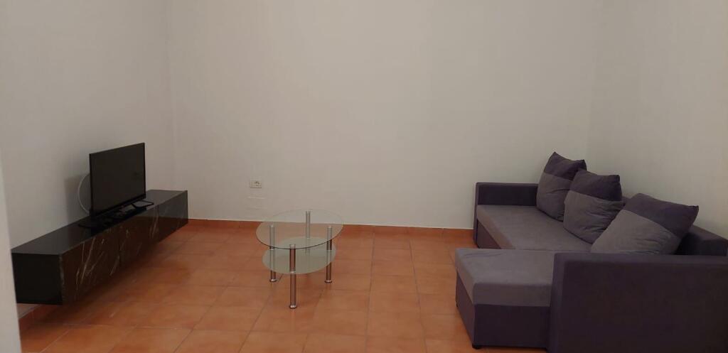 Jepet me qera Apartamenti 2+1+2 , Astir kompleksi Fratari perballe Vendit te Lojrave 450 Mije leke
