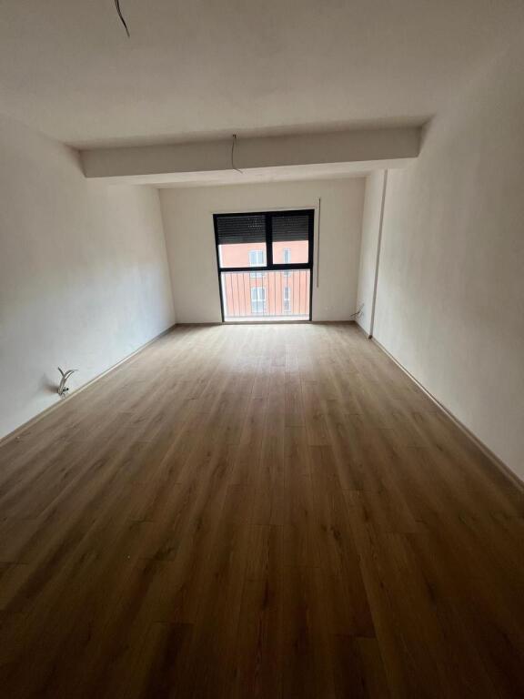 🏢 JEPET ZYRË ME QERA  📍 Bulevardi i Ri – Rruga Filip Jano 🏗️ Rezidencë e re (2025)  🔹 Tipologjia: 2+1 🔹 Sipërfaqe: 100 m² 🔹 Kati 6 🔹 3 ambiente pune 🔹 2 tualete 🔹 Ballkon 🔹 Kondicionim në të gjitha ambientet 🔹 2 ashensorë 🔹 Post parkimi në katin -3  💶 Çmimi: 690 EUR / muaj (i përfshirë parkimi) - View 6