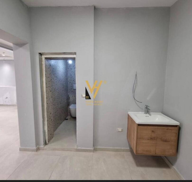 SHITET AMBIENT BIZNESI 94 M2 TE HOXHA TAHSIN 134.000 EURO