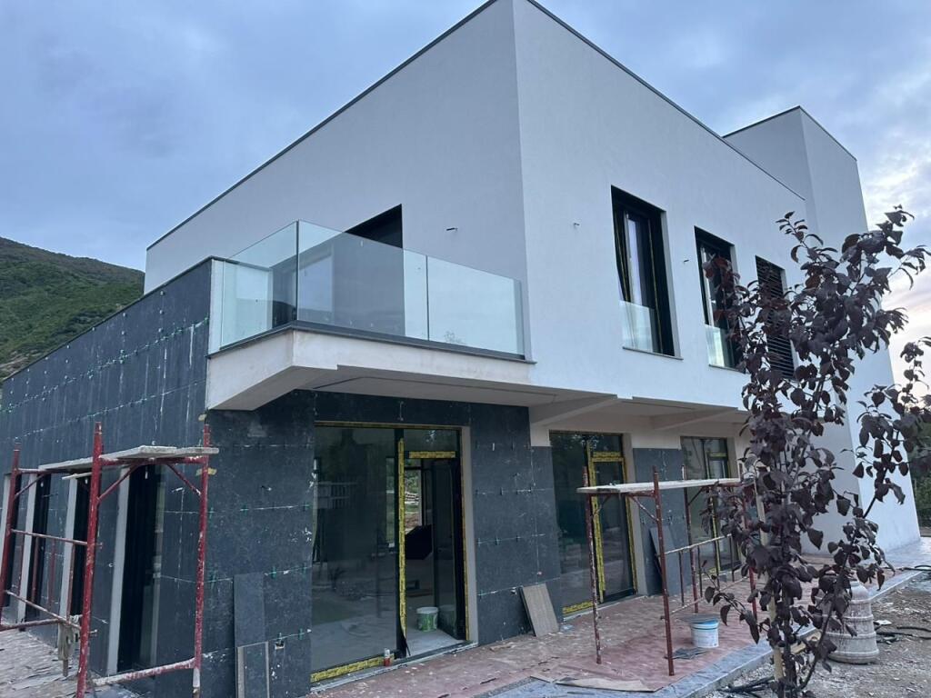 Unità di servizio + terreno in affitto a Berzhitë!!