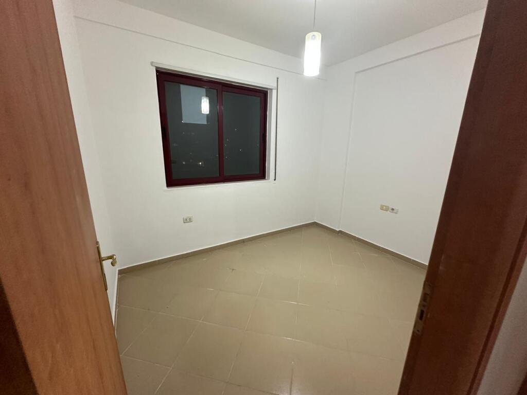 🏢Rruga e Dibres,tek Kompleksi Halili jepet me qera apartament 3+1+2 ,pjeserisht i mobiluar 60,000Leke