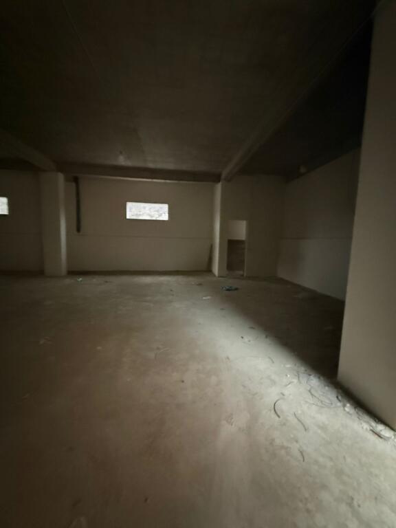 MAGAZINA ME QERA 276 M2 TEG 1200 EURO