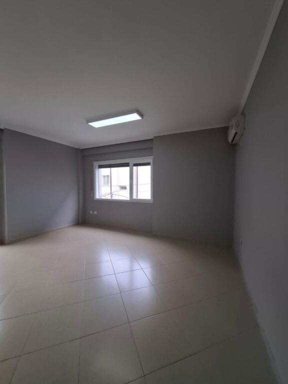 🏢  Zyrë me Qira – Rr. Jeronim De Rada