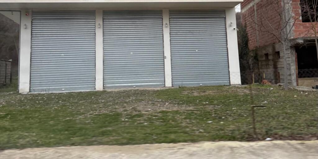 MAGAZINA ME QERA 135 M2 TEG 800 EURO