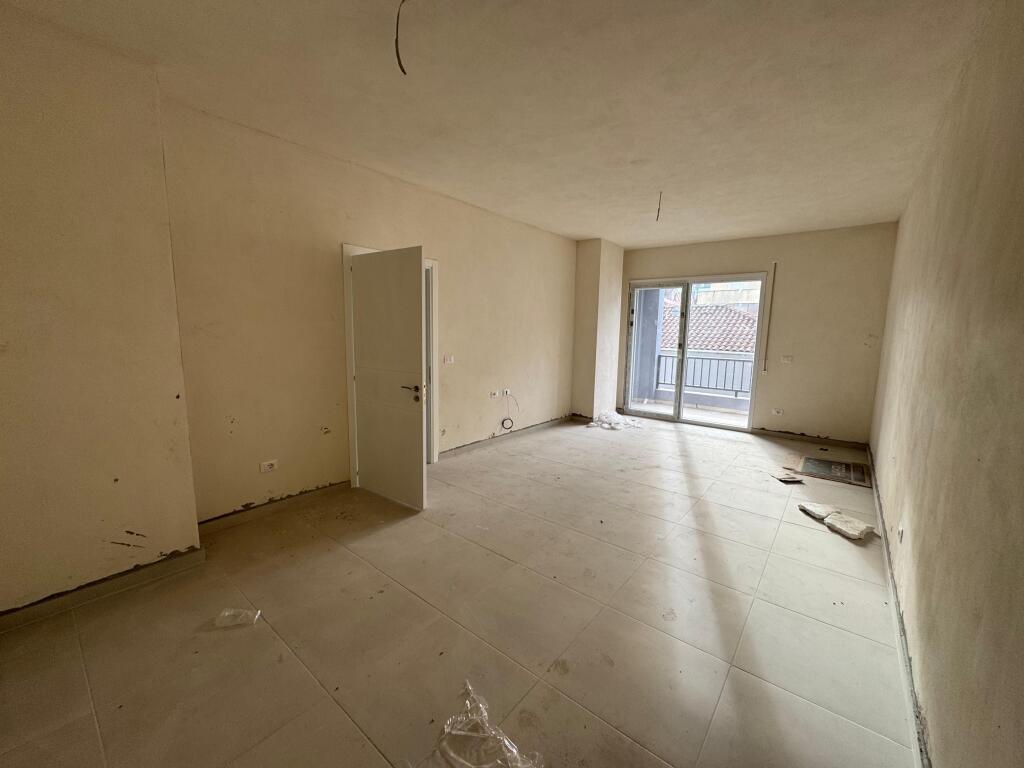 Shitet Apartament 2+1+2 Tek 5 maj