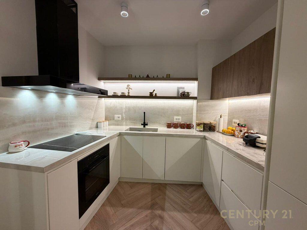 Vendesi in vendita moderno 3+1 nell'esclusiva residenza Lake View