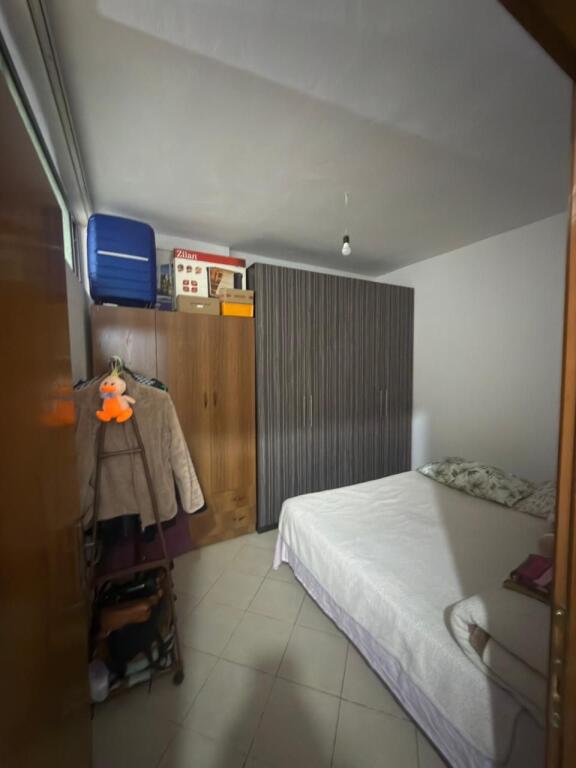 Shitet Apartament 1+1 - 5 Maj (pranë Conad) 