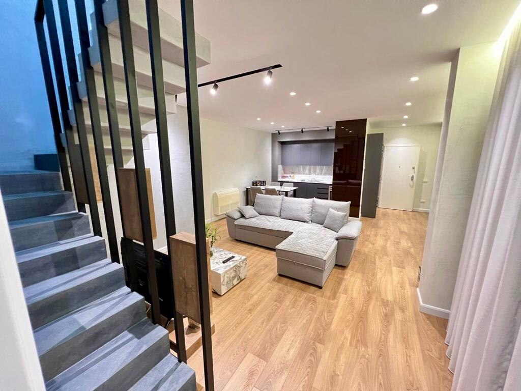 📣 SUPER DUPLEX IN AFFITTO 👉 Tipologia 2+1+2 📍Vicino al Centro 🛣️ Via "Barrikadave" ✨