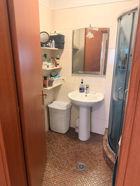 Shitet apartament 2+1 tek Restorant Fresku