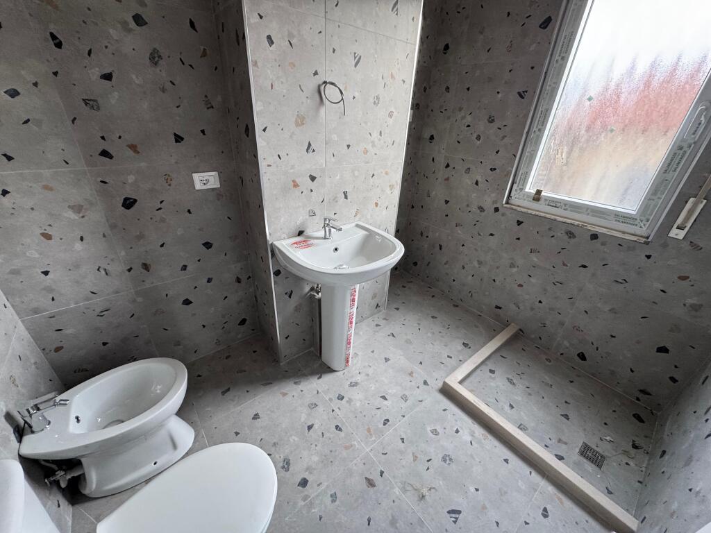 Shitet Apartament 2+1+2 Tek 5 maj
