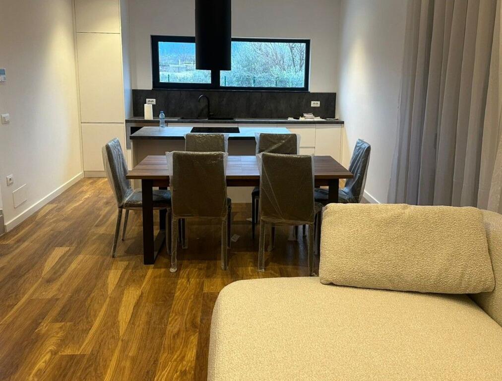 📌 Jepet me qira vilë luksoze 2-katëshe pranë TEG