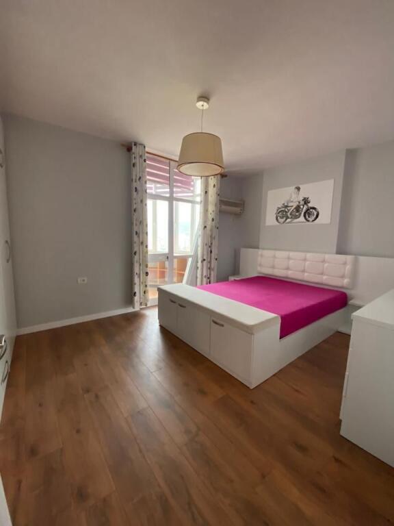 🏡 Apartament 2+1 me Qira – Super Lokacion, Ekspozita “Shqipëria Sot”