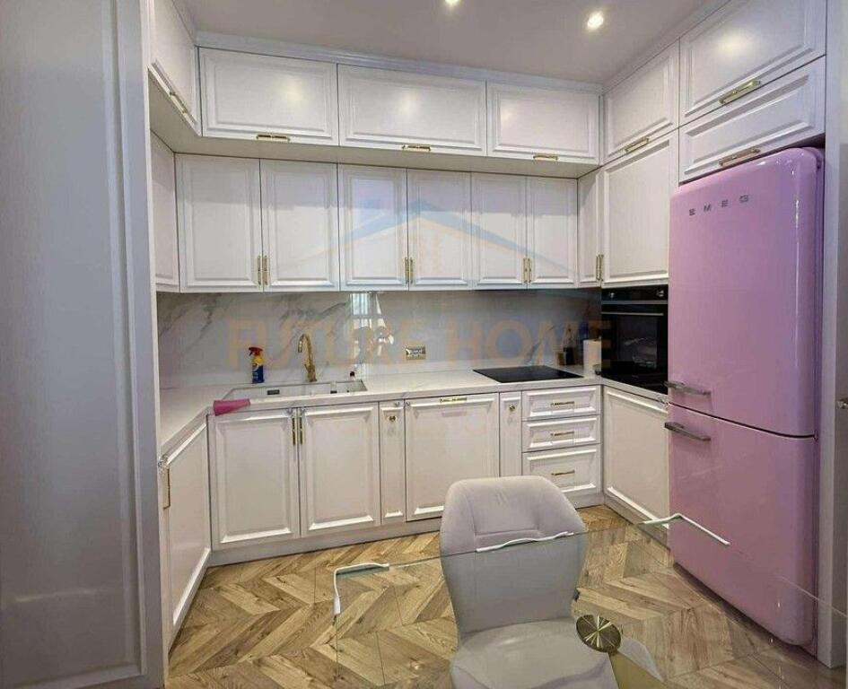 Shitet, Apartament 2+1+2, "Square 21", Rruga e Kavajes, Tiranë.