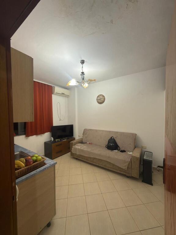 Shitet Apartament 1+1 - 5 Maj (pranë Conad) 