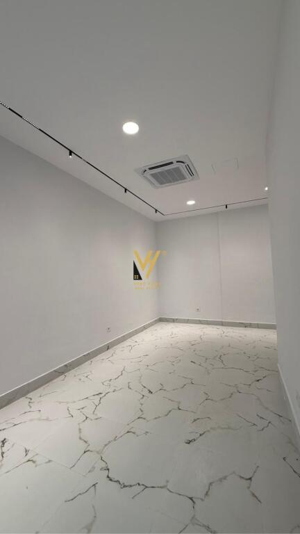 COMMERCIAL SPACE 38 M2 FOR RENT ON MINE PEZA STREET 900 EURO