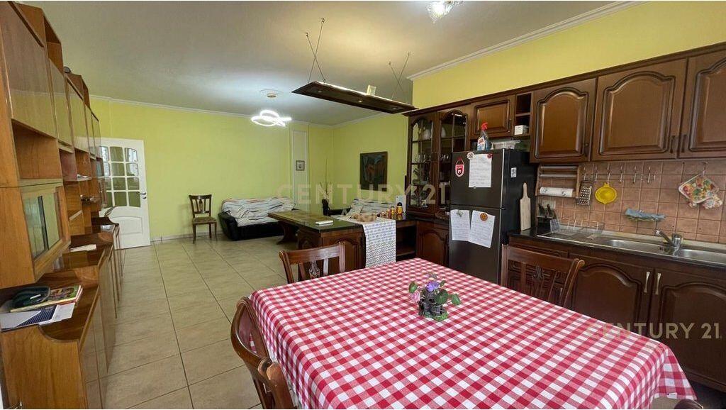 Apartment 2+1+2 bathrooms for sale near Hoxha Tahsim!