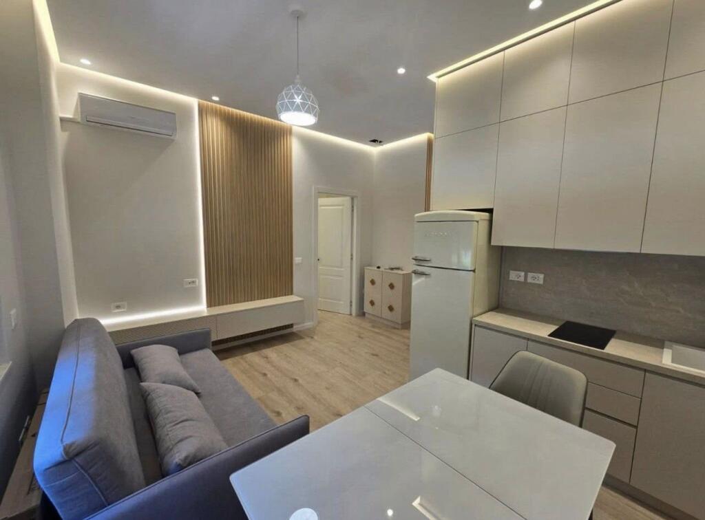 🏡 Appartamento 1+1 in affitto 📍 Centro, Tirana – vicino al palazzo di 9 piani