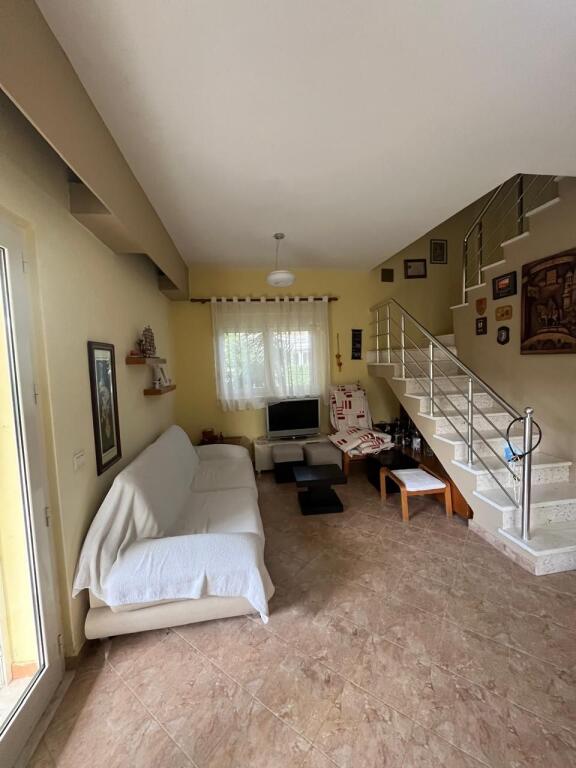 Apartment 3+1 with yard for sale at Gjiri i Lalezit